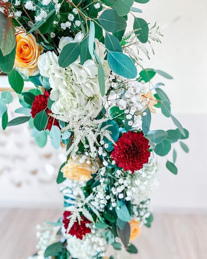 Détail d'une arche de fleurs pour un mariage réalisée par Rêve d'Orchidée