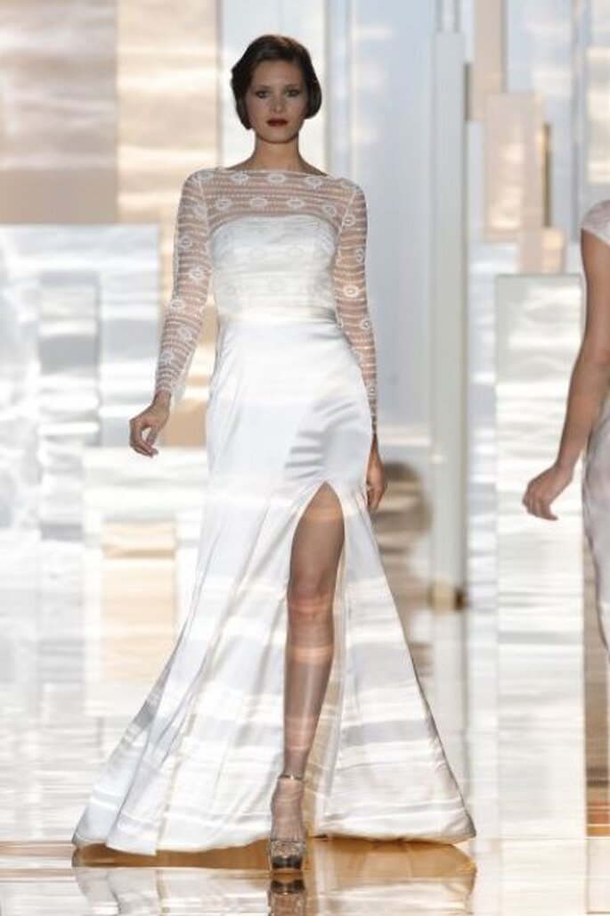 Vestido de novia con escote ilusión y manga larga. El encaje con diseños geométricos es magnífico. Diseño de Miquel Suay 2015