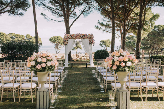 Ceremonia al aire libre con flores