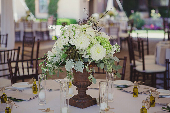 Majestuosos centros de mesas con grandes arreglos florales. Foto: Closer to Love Photographs