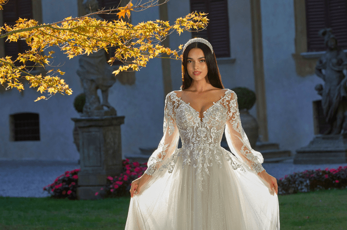 Modelo con vestido de novia princesa Cosmobella