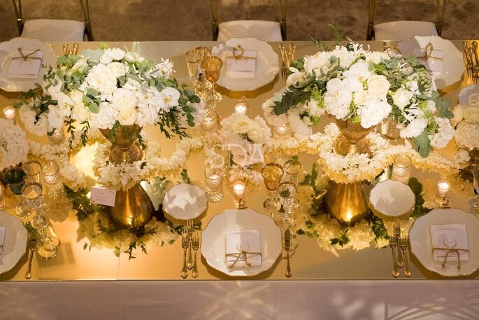 SDA di Sara D'Angelo allestimento tavolo toni oro, bianco e specchi 