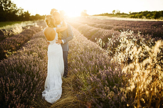 Mariés au milieu des champs de lavande