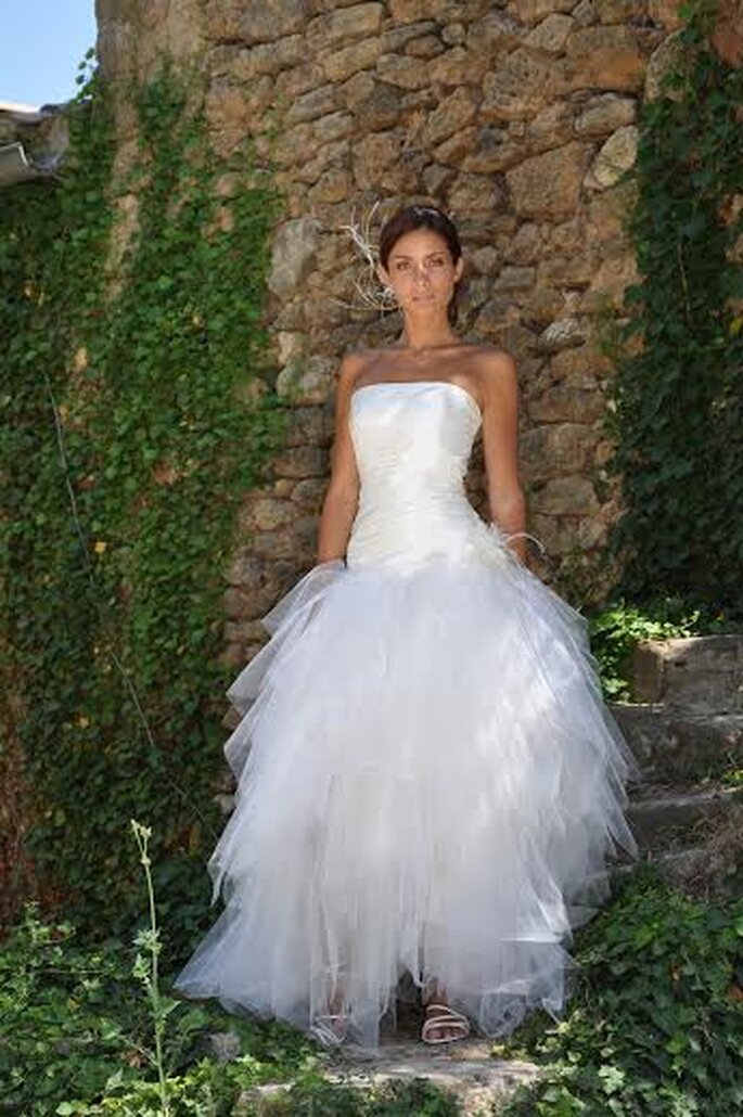Coupes parfaites et étoffes de prestige caractérisent les robes Les Mariées de Provence 2014