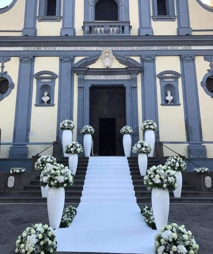 allestimento ingresso chiesa con guida e vasi bianchi