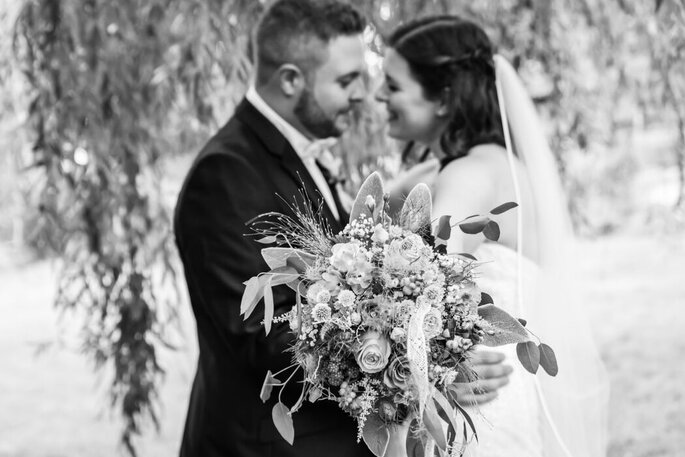 Brautpaar küsst sich, Aufnahme in Schwarzweiß, Isabel Roos Fotografie