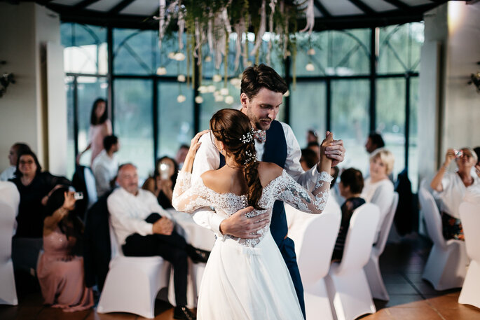 playlist mariage premiere danse ouverture de bal mariés qui dansent un slow devant les invités