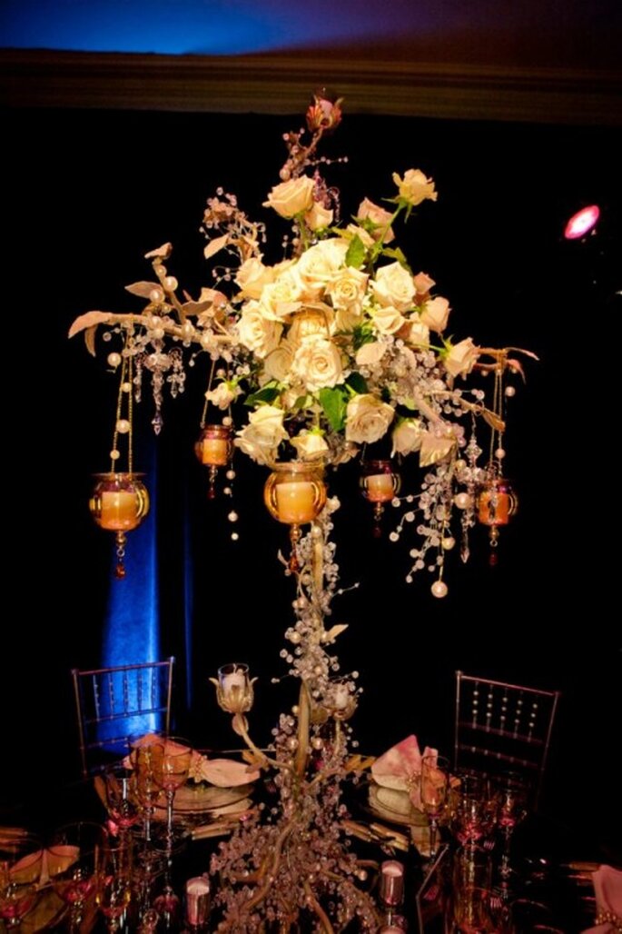 Centro de mesa con rosas y velas elegantes inspirado en Britney Spears - Foto: Floramor Studios Facebook