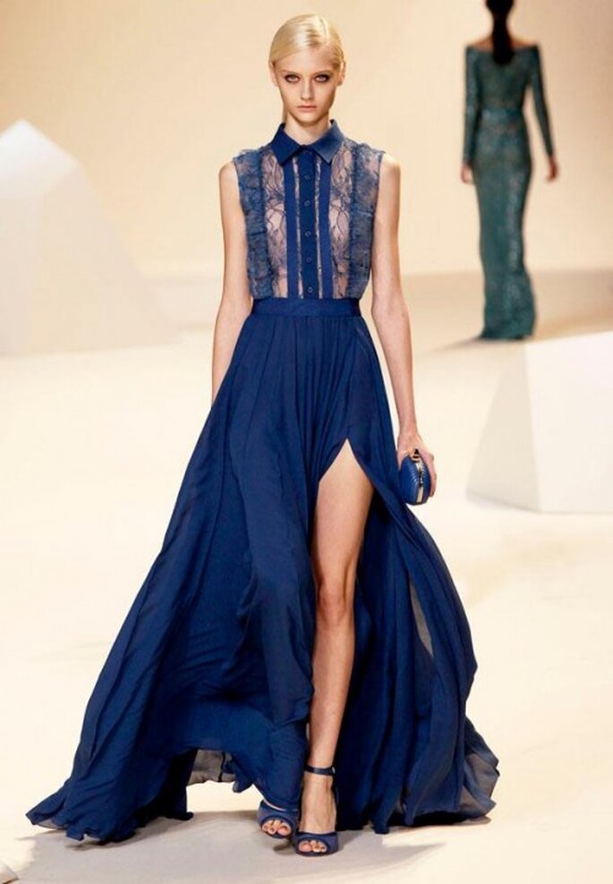 Vestido de fiesta largo en color azul marino con cuello camisero y transparencias - Foto Elie Saab Facebook