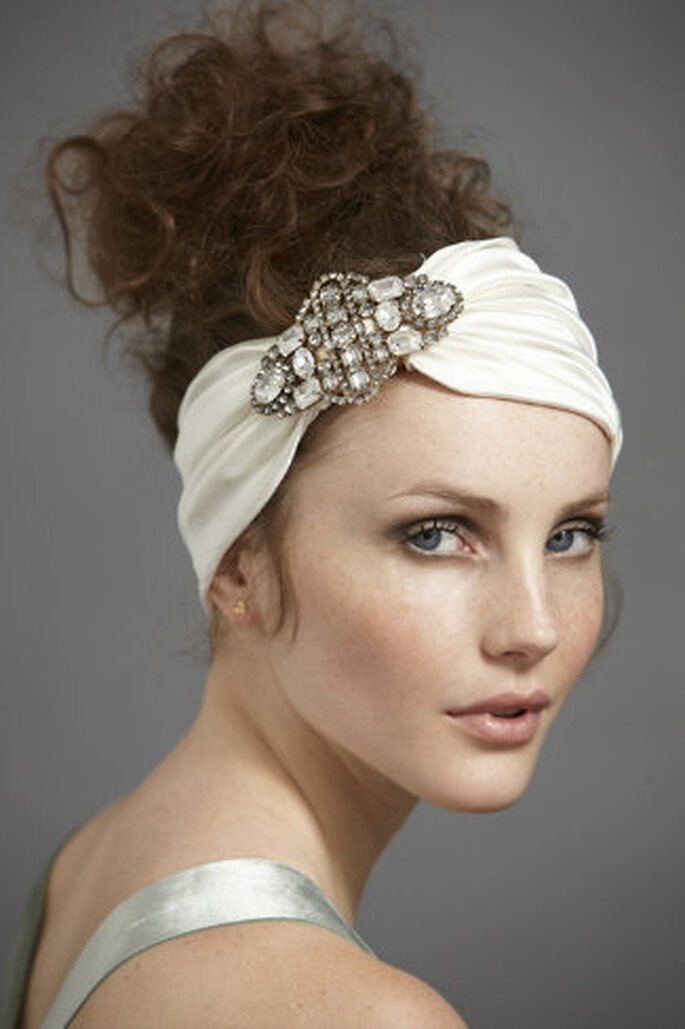 Für ein bisschen 20er-Jahre Look sorgt das festliche Stirnband – Foto: bhldn