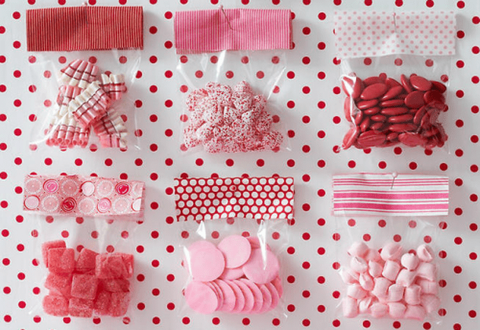 Bolsitas de dulces individuales para la decoración de mesa de postres - Foto Amy Atlas