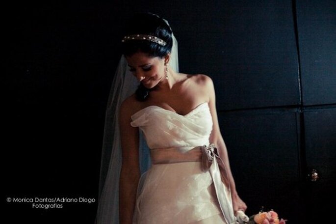 Pouvoir montrer ses bras le jour de son mariage n'est pas mission impossible ! Photo: Monica Dantas - www.monicadantas.com.br