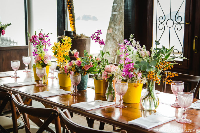 Decoração de casamento rústico, simples e alegre, com vasinhos de flores na mesa