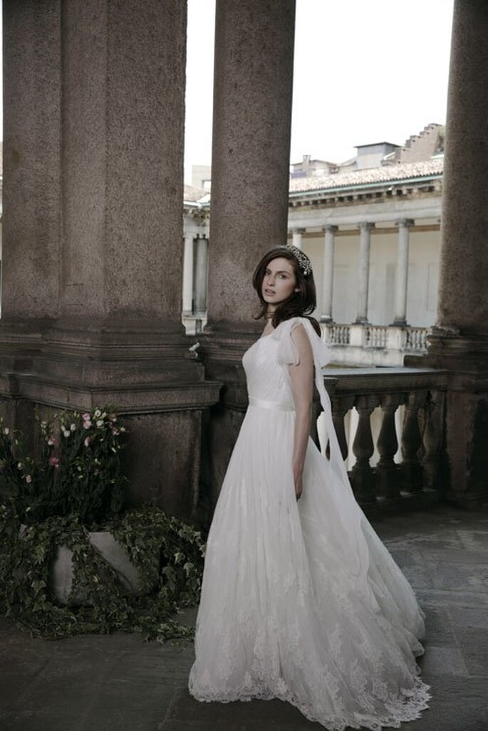 Vestido de novia con estilo romántico y falda voluminosa con cauda - Foto Alberta Ferretti