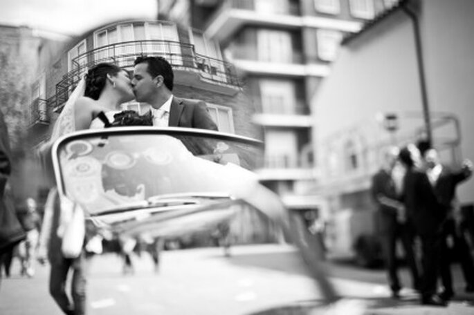 Inma y Javi en su coche de bodas- Foto: Valentín Gámiz