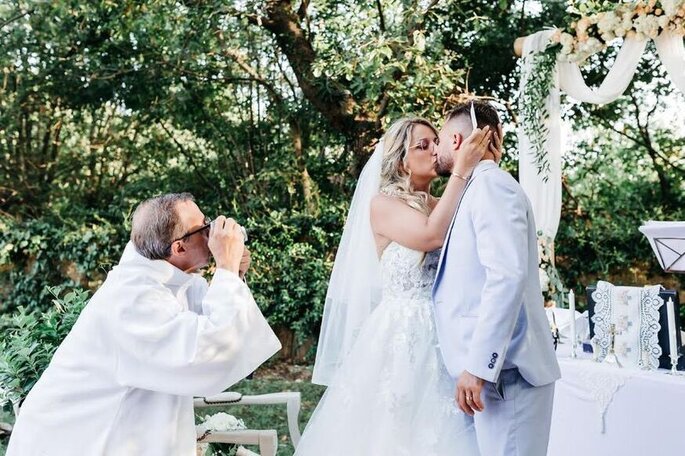 Un prêtre photographie les mariés de façon comique