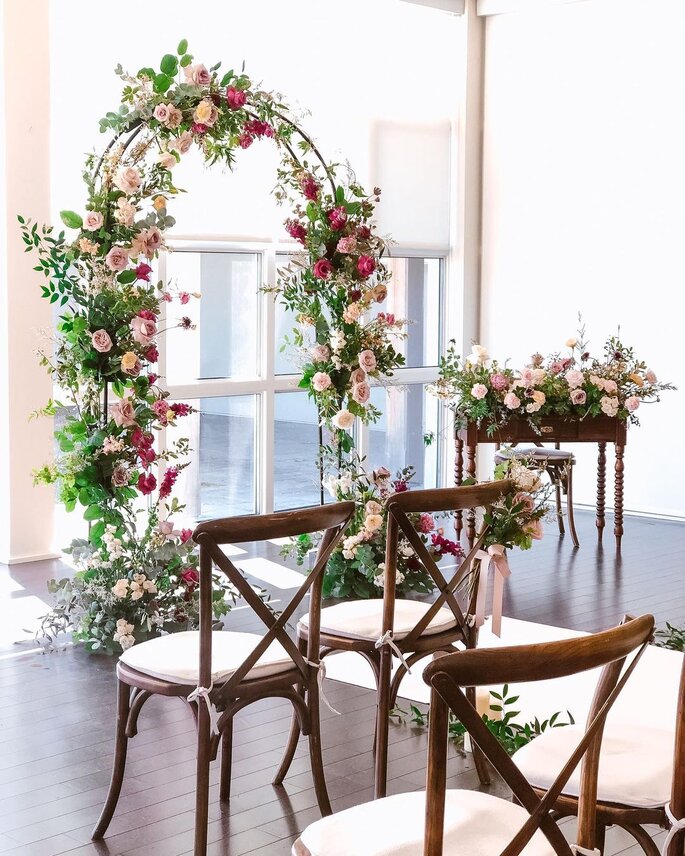 altar de boda con arco de flores
