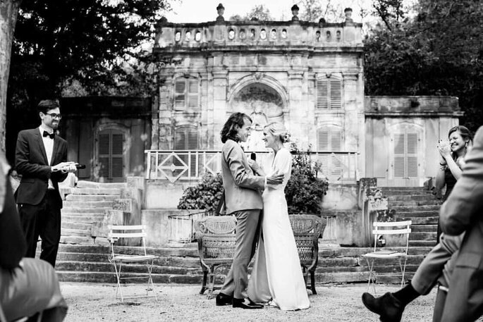 Couple de mariés enlacés à la fin de leur cérémonie de mariage laïque