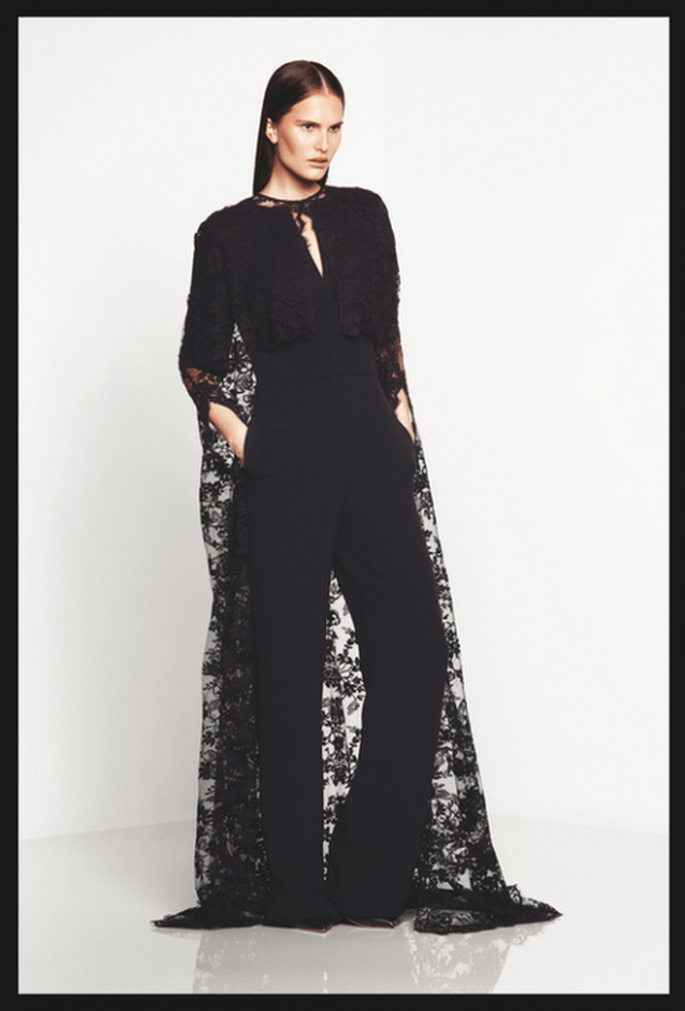 Conjunto de pantalones de fiesta y blusa en color negro con capa superpuesta confeccionada con encaje - Foto Monique Lhuillier