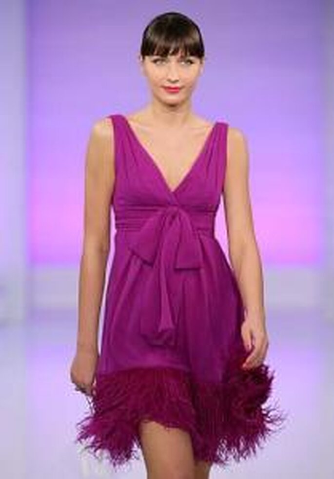 Cymbeline 2009 - Vestido corto rosado de corte imperio, cone scote en V. Plumas