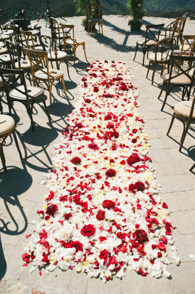 camino de altar con petalos de flores