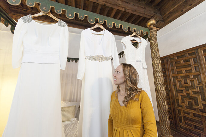 Natalia Ortiz ayuda elegir a la novia uno de los vestidos de Alta Costura de Jesus Garcia Atelier. Foto: Troko fotografo