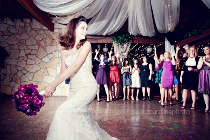Lanzar el ramo de novia - Foto Sweet Caroline photo
