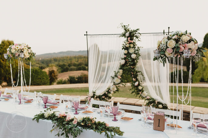 Arcos de flores para bodas: la decoración más romántica