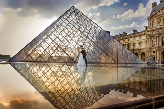 Casal de noivos em frente ao Museu do Louvre