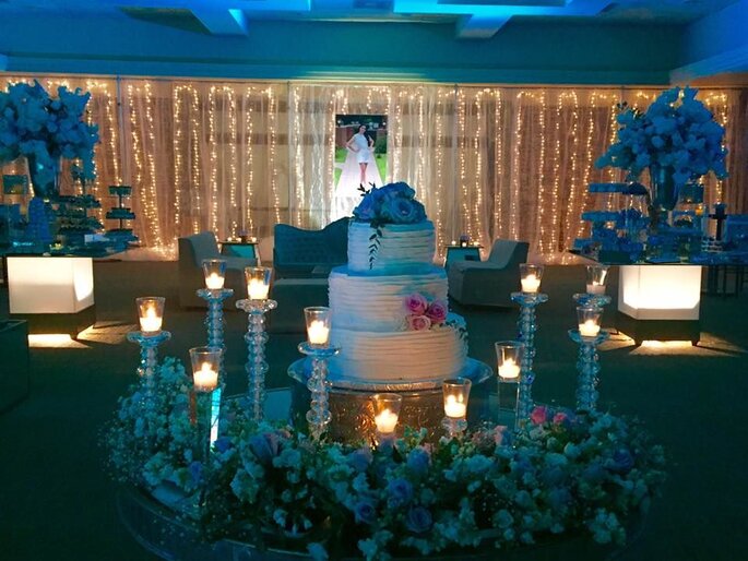 Tarta de boda decorada con flores y velas