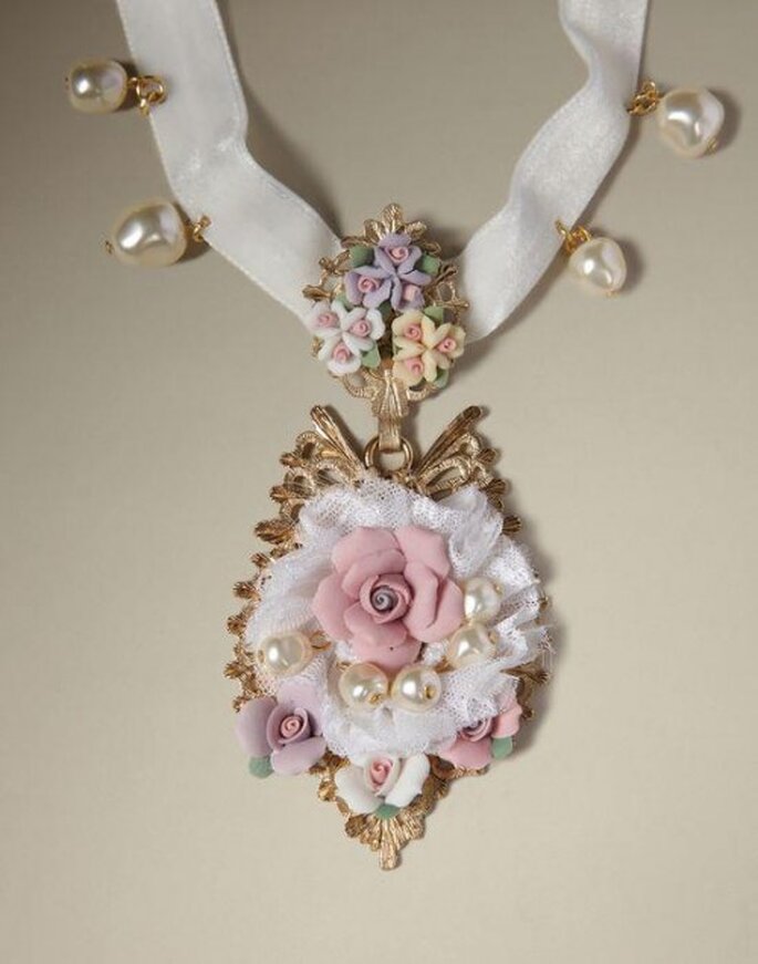 Collier d'inspiration baroque avec un ruban, des perles et des fleurs - Photo Dolce & Gabbana