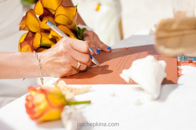 Integra detalles en color naranja en el ramo de novia - Foto Pochepkina