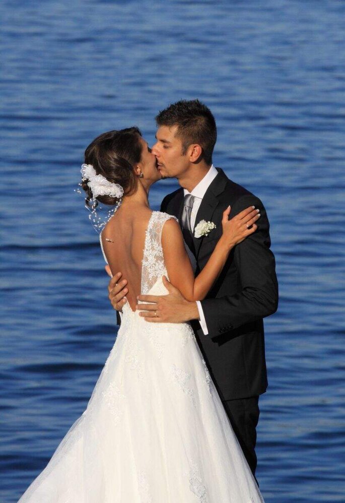bacio sposi in riva la mare