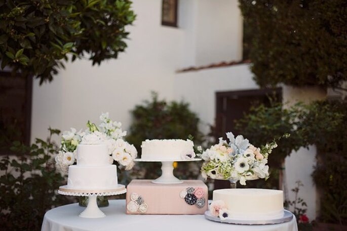 Mesas de postres en color blanco para boda urbana - Foto Stephanie Williams