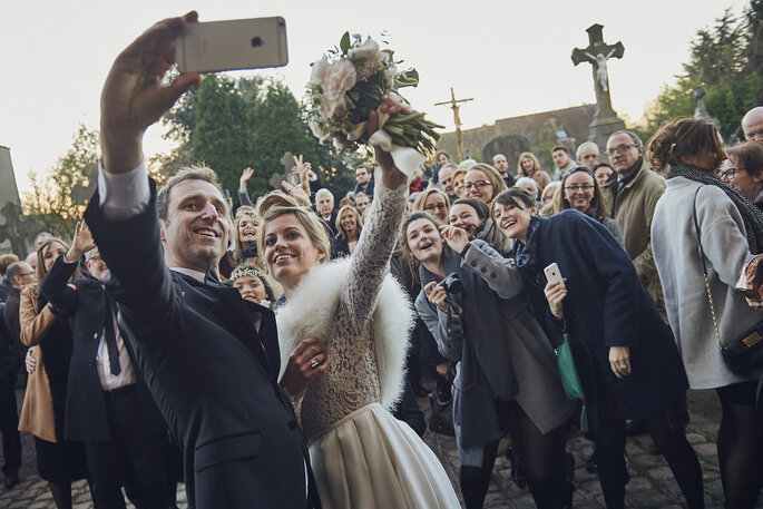 Selfie des mariés et de leurs invités