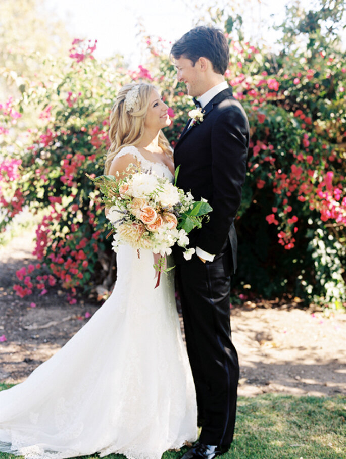 Una boda en un mágico jardín con los mejores acentos de color - Foto Harmony Loves