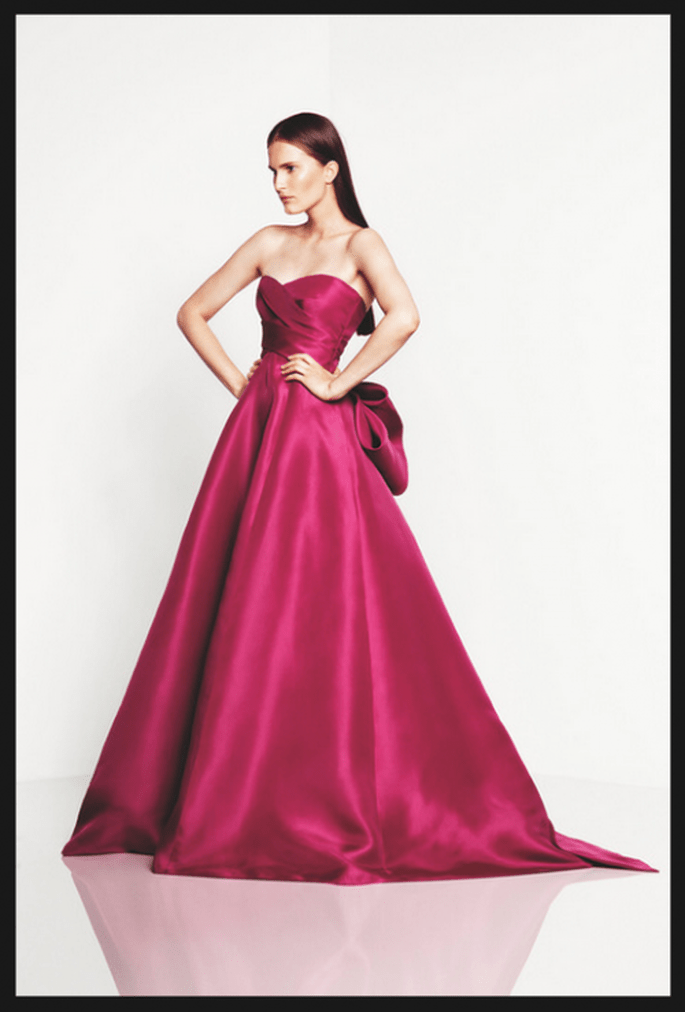 Vestido de fiesta en color rosa intenso con escote strapless corazón y cauda barrida - Foto Monique Lhuillier