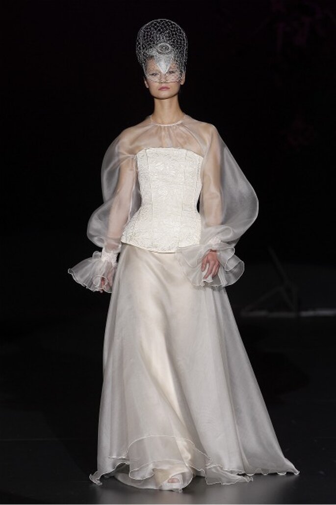 Isabel Zapardiez también utiliza corsés en sus vestidos de novia 2012 