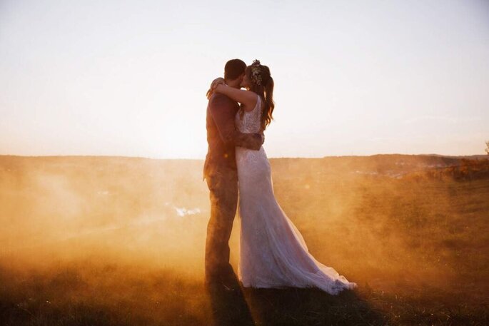 Brautpaar auf einem Feld, fotografiert von LaNova-Foto