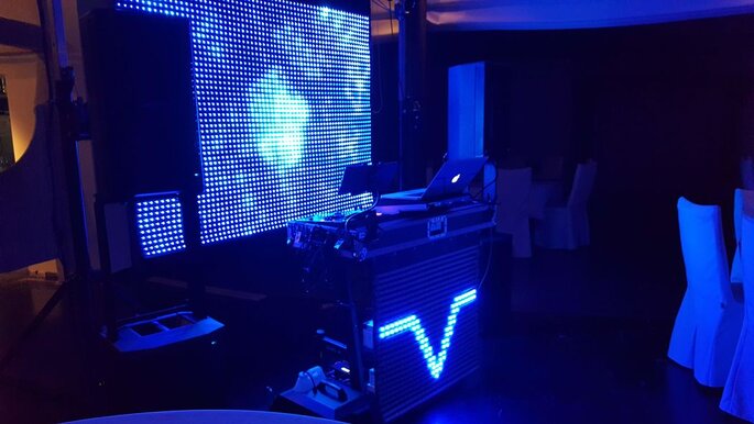 Des éclairages lumineux - table de mixage de dj - Future Events 