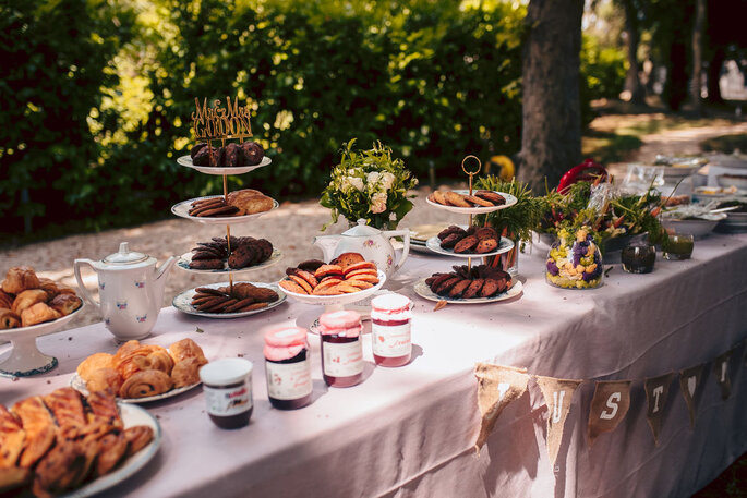 Délices Éphémères - Le brunch du lendemain de votre mariage avec des viennoiseries, gâteaux, confitures ...