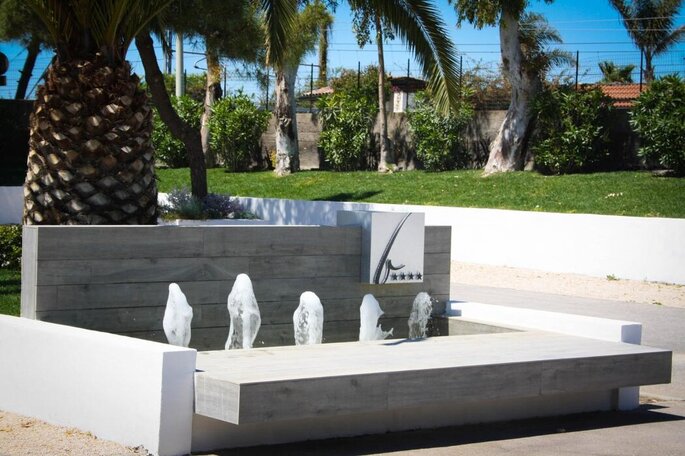 Villa Balke dettaglio fontana moderna in giardino