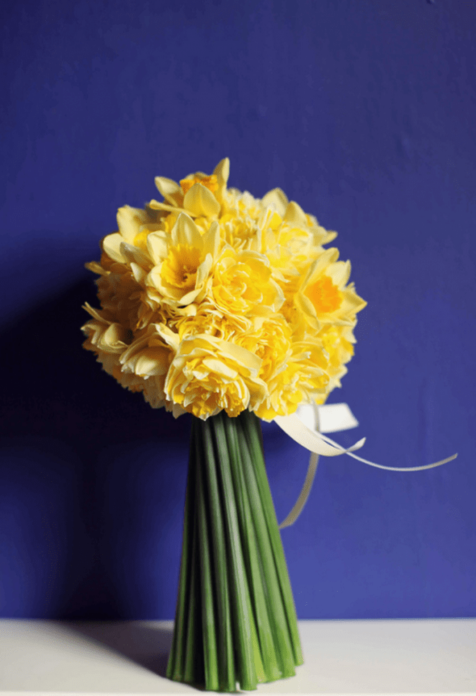 El ramo de la novia con un formato compacto y de flores amarillas - Foto Haywood Jones Photography