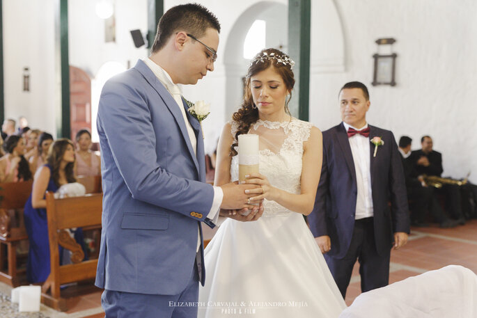 Novios encendiendo el cirio en su ceremonia de boda