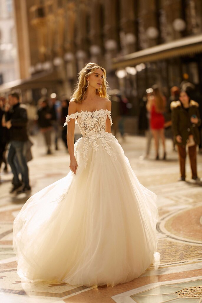 Vestido de novia con hombros caidos, apliques florales y falda con volumen en tul