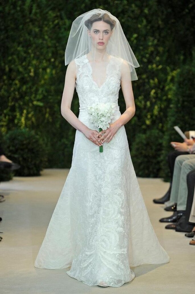 Vestido de novia con detalles pintados a mano, sin mangas y con escote en V - Foto Carolina Herrera