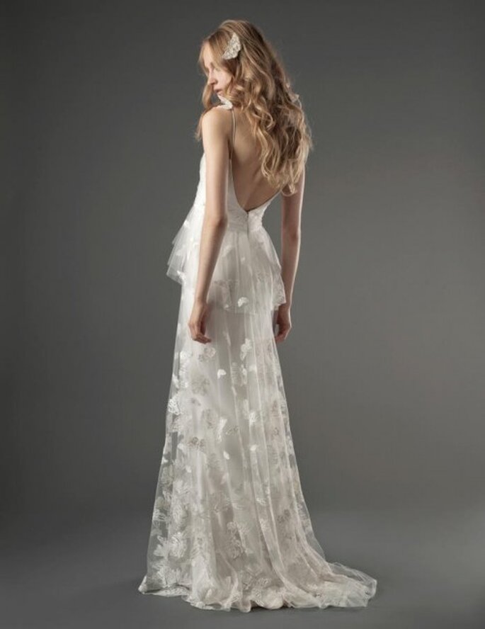 Vestido de novia romántico con silueta peplum, escote en la espalda y estampados de mariposas en el textil - Foto Elizabeth Fillmore