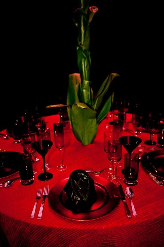Decoración de una mesa con vajilla negra y mantel rojo al estilo de Lady GaGa - Foto: Floramor Studios Facebook