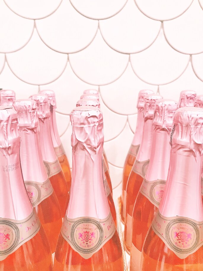 Różowy szampan na wesele