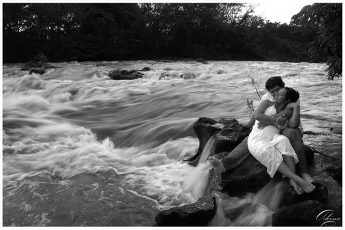 Pareja de novios en fotografia de preboda en Salto de Eyiplanta - Foto Emmanuel Aquino